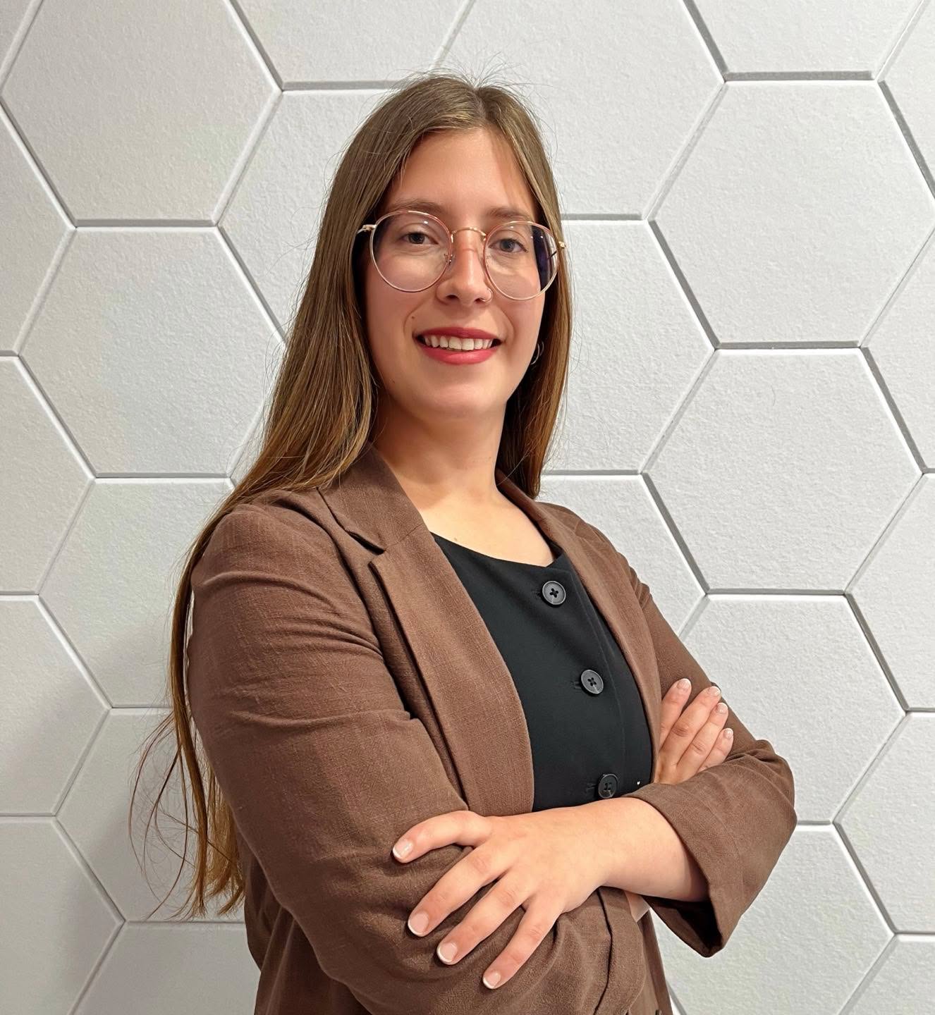 ¡Tenemos nueva incorporación al equipo! Hoy os presentamos a Estela Maicas. 🤗
Estela es graduada en Psicología por la Universidad Miguel Hernández, además realizó el máster en Psicología General Sanitaria. Cuenta con formación específica en el ámbito infanto-juvenil, entre la que se encuentra un Máster en Intervención Psicológica en Niños y Adolescentes. También ha trabajado con población adulta, con la que ha abordado trastornos de ansiedad, afectivos y de la personalidad.
Siempre ha sentido una fuerte inclinación por comprender y poder ayudar a los demás, lo que la llevó a encontrar en la psicología su verdadera vocación. En consulta, se enfoca en crear un espacio seguro y cercano, entendiendo que cada persona es única y que su proceso de crecimiento también lo es. La confianza, la cercanía y la empatía son los pilares en los que construye el proceso terapéutico.
A nivel personal, disfruta de pasar tiempo al aire libre, relajándose y conectando con la naturaleza. Le encanta disfrutar de una buena película, escuchar música y compartir momentos con los suyos y sus mascotas. Considera estos momentos indispensables para recargar pilas y poder acompañar a las personas de manera efectiva.
¡Bienvenida! ☺️